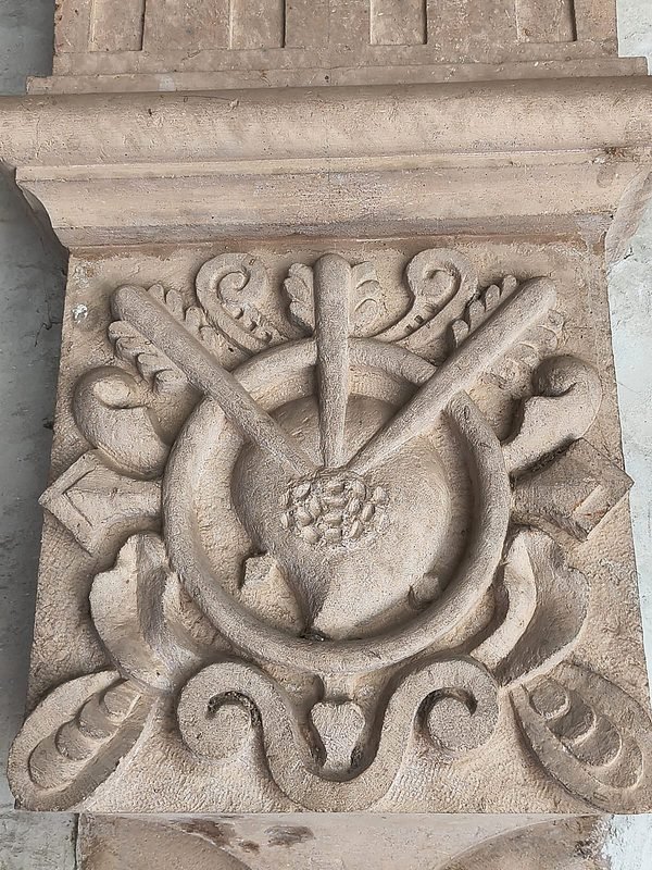 Detalle ornamental en piedra